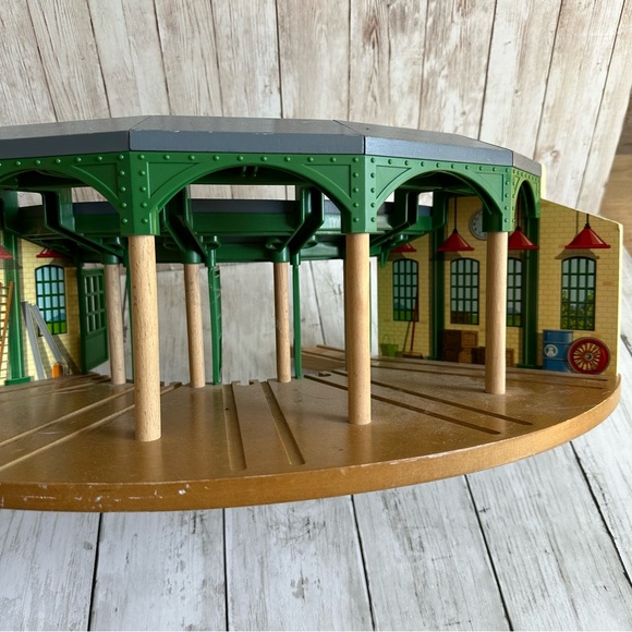 PREOWNED THOMAS THE TANK ENGINE TIDMOUTH SHED FOR TRAINS WOODEN - Picture 8 of 11